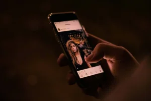 Чому ти не можеш перестати скролити — і це не твоя вина